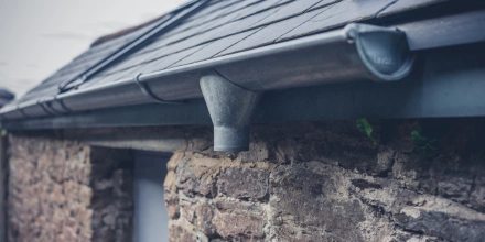 Підготовка даху та ринв до снігу: що потрібно зробити у листопаді