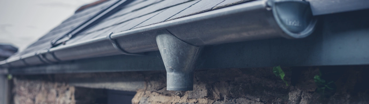 Підготовка даху та ринв до снігу: що потрібно зробити у листопаді