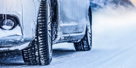 Зимовий догляд за автомобілем у дворі: інструменти, які полегшують життя