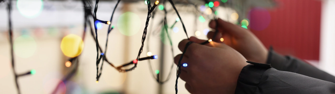 Новорічне освітлення двору: безпечне встановлення гірлянд та вуличних декорацій