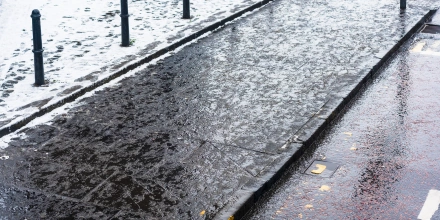 Антиковзкий двір узимку: інструменти та рішення для безпеки