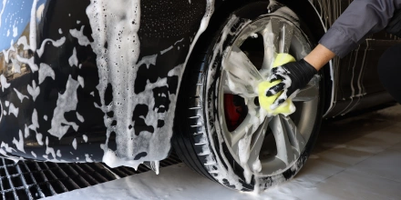 Весняне миття авто та гаража: інструменти для швидкого прибирання після реагентів