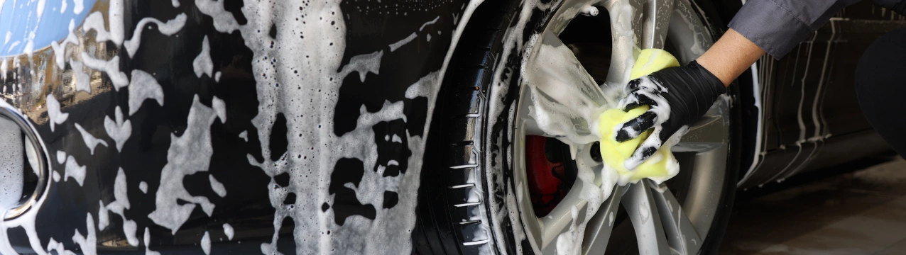 Весняне миття авто та гаража: інструменти для швидкого прибирання після реагентів