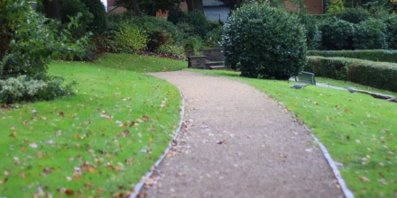 Садові доріжки після зими: ремонт, очищення та захист покриття